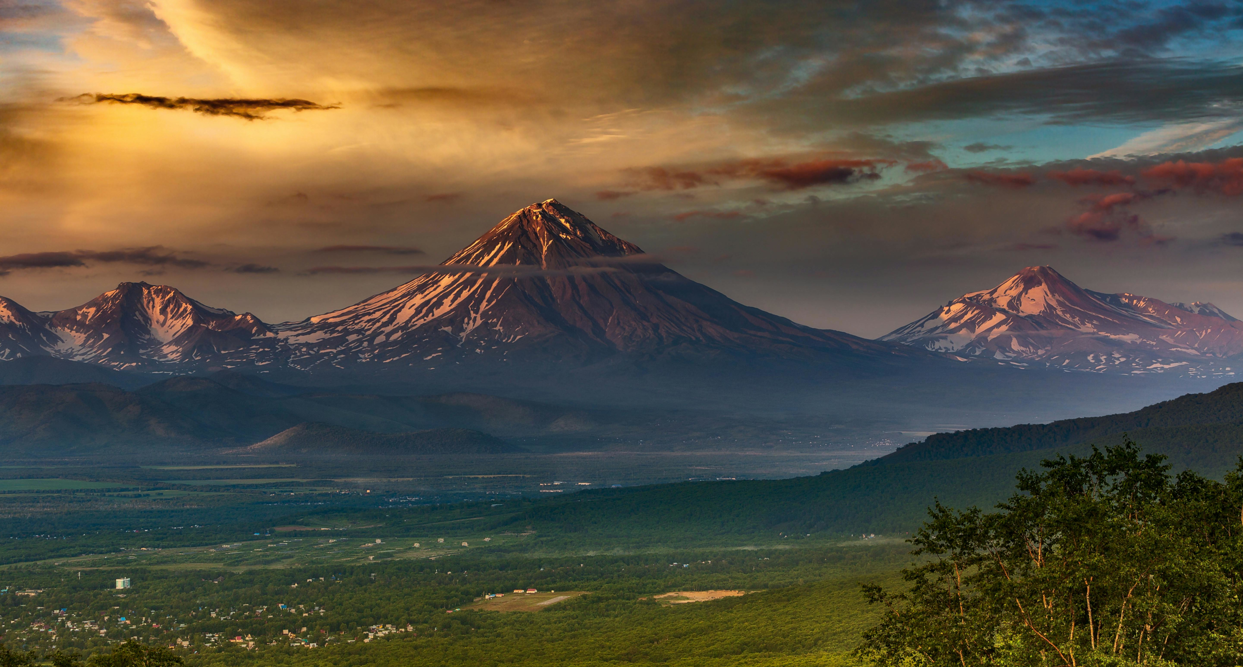 Foto van een prachtig landschap met een vulkaan in Rusland.