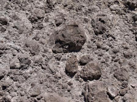 Vulkanisch gesteente: een combinatie van gestolde lava en vulkanisch as.