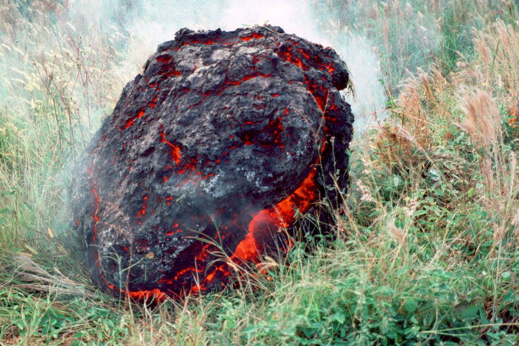 Foto van een vulkanische bom die bij uitbarsting van de Kīlauea vulkaan in Hawaï, Verenigde Staten (1983) werd uitgestoten.