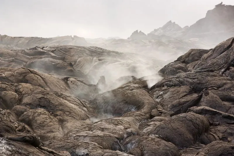 Foto van vulkanische gassen die opstijgen uit de helling van de Kilauea vulkaan in Hawaï. Deze vulkanische gassen zijn rijk aan koolstofdioxide en zwaveldioxide.